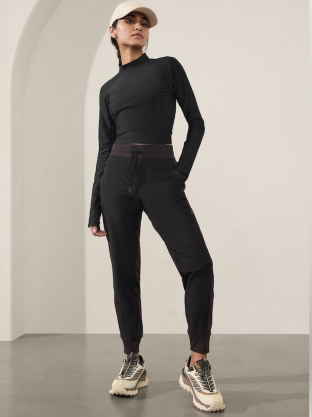 Athleta Headlands Hybrid‎ Trek Jogger Pants Mid Rise Black Athletic Size 6